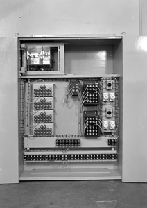 837851 Afbeelding van een relaiskast.N.B. De foto maakt deel uit van een serie foto's met technische installaties van ...